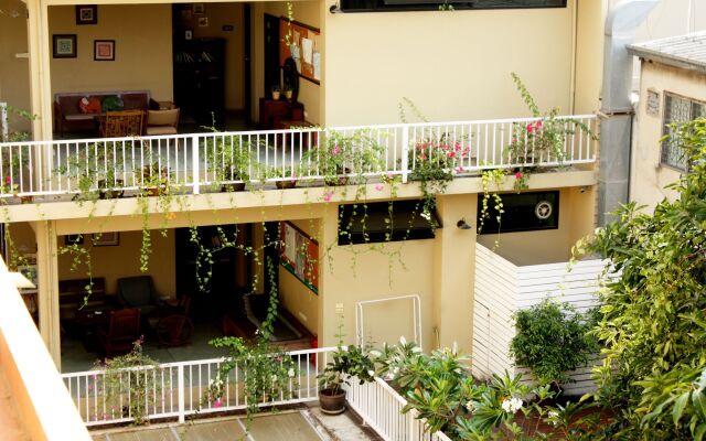 Feung Nakorn Balcony Rooms and Cafe