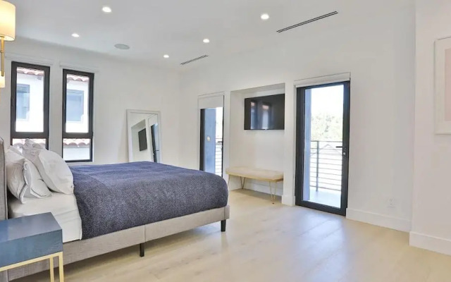 Spacious 5 Bedroom West Hollywood Home With Pool