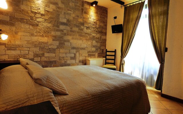 Chalet sul lago Hotel In Montagna