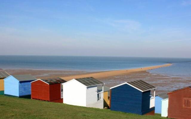 Beachfront Retreat With Panoramic Views Of The Bay