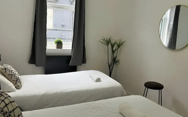 Pet Friendly - Parking - 3 Bedrooms - 6 Guests