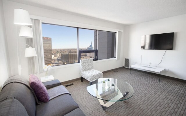 Modern Downtown One-bedroom Suite With Parking