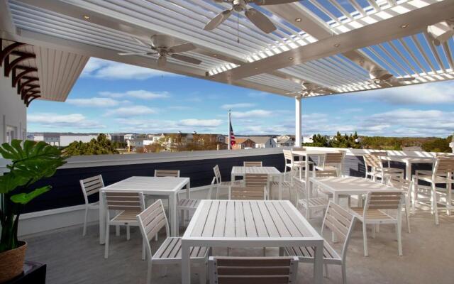 Fenwick Shores, Tapestry Collection by Hilton