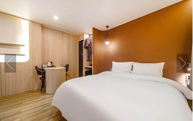 Busan Yeonsandong Ambers