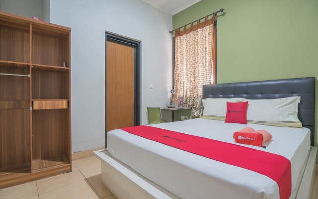 RedDoorz Syariah near Krida Nusantara – Guest Rooms – Bandung