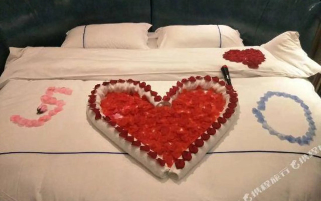 Xiyue Light Luxury Inn (Helong Gymnasium People's Hospital)