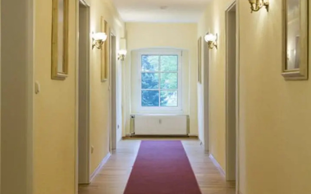 Courtyard View - Manor by the Lake