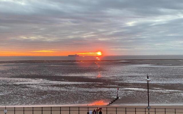 Eastcliffe Penthouse, 2 beds & bathrooms with parking