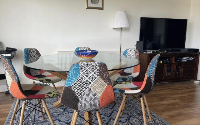 Central Dublin 2-bed Apartment -sleeps 5 & Parking