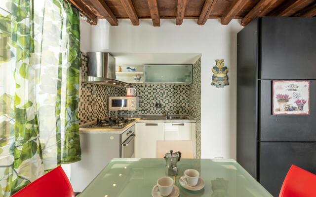 Elena in Roma with 1 bedrooms and 1 bathrooms