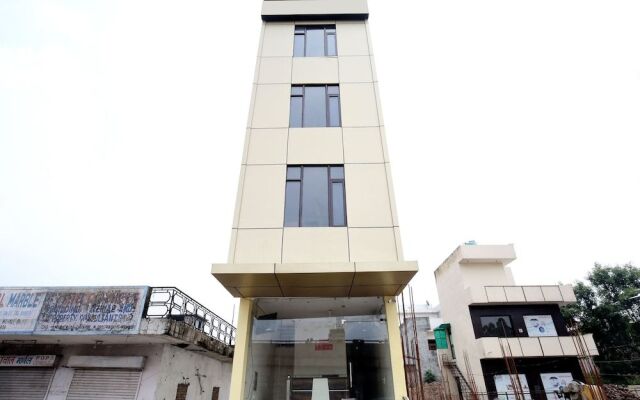 OYO 16875 Hotel Skyz