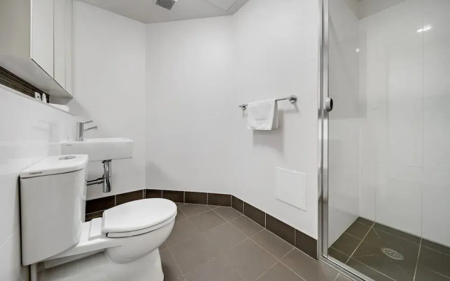 Comfy Lakeside 1-bed With Secure Parking