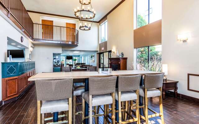 Quality Suites Paducah I-24