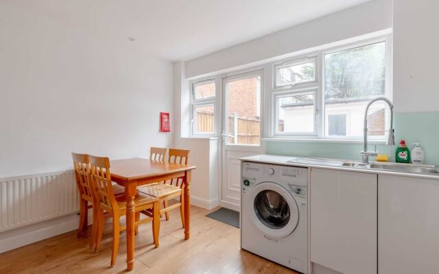 Spacious 4BD Home, Near Excel London!