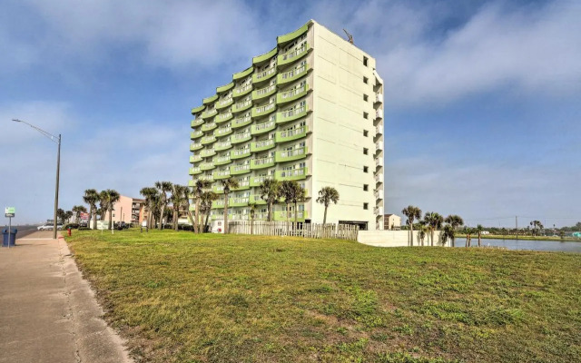 Pool Access, Walk to Beach: Galveston Condo!