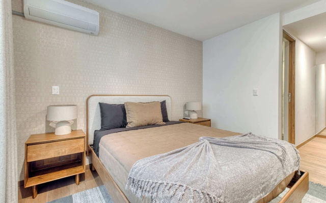 Luxury 2 BR Condo - Rooftop Pool With City View