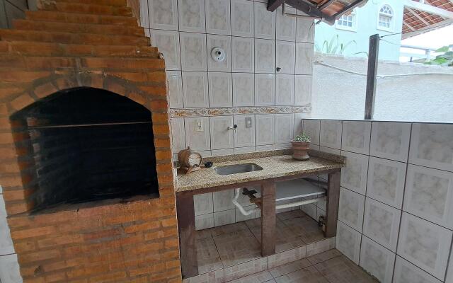 4 quartos espaçosos c/churrasqueira e praia a 150m