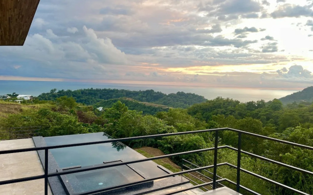 Prime Hermosa: Ocean View Villa w/ Infinity Pool