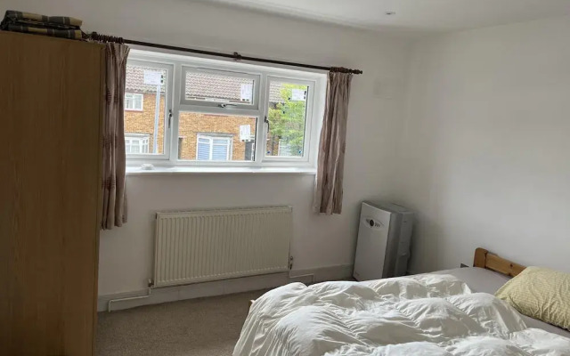 BnJ Luxury 2 Bedroom Cozy Retreat in Borehamwood