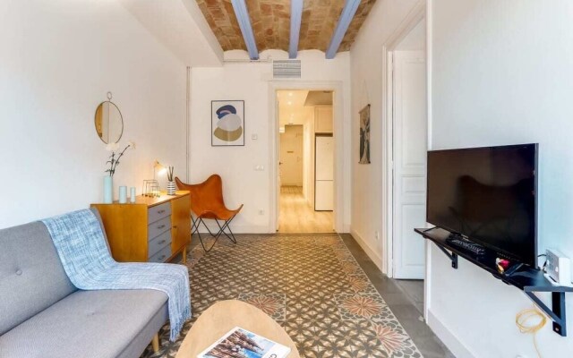 New! Bright 2 Bed Easily Connected to the Center