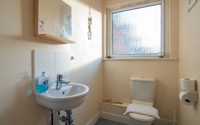 Bright & Spacious 4BD Suburban Home- Free Parking!