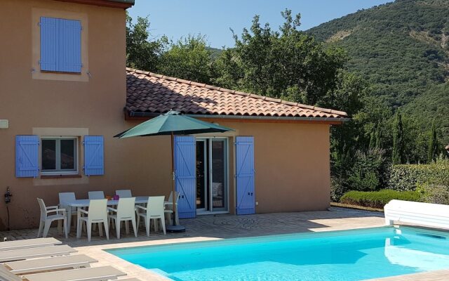 Elegant Villa in Les Mazes With Swimming Pool