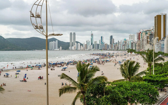 Apto pé na areia com linda vista frente mar CEL403