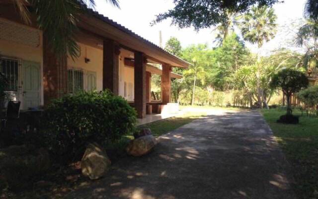 Na Thammachart Hotel