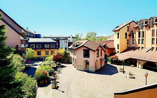 Nice 110m With Balcony In The Downtown