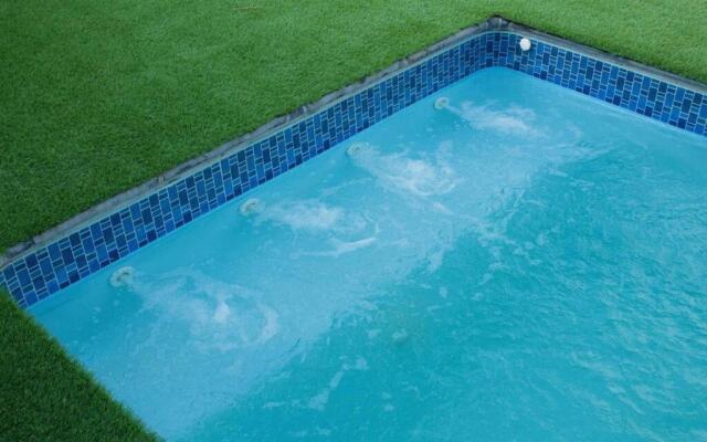 Cheerful 3- bedroom residential home with pool