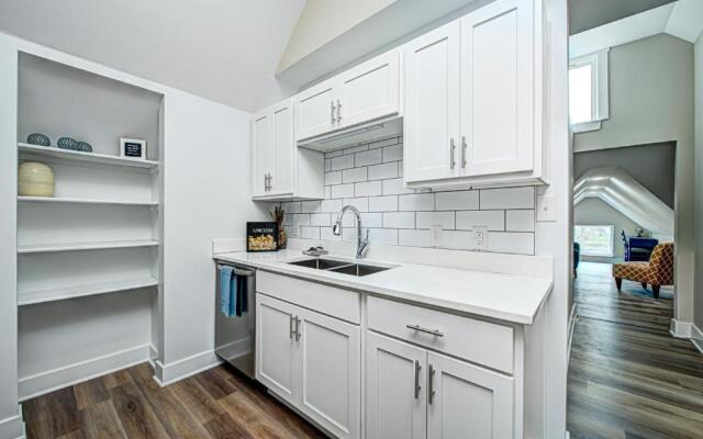 Stylish 1BR Condo 1 Mile To Downtown
