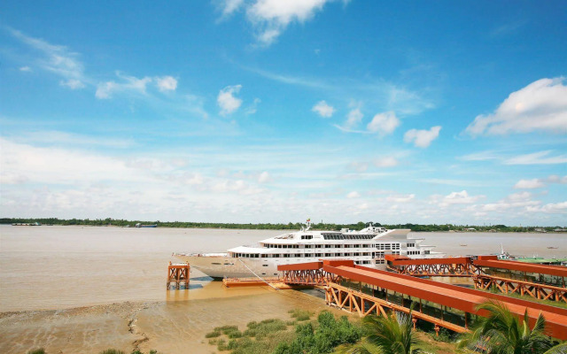 Vintage Luxury Yacht Hotel