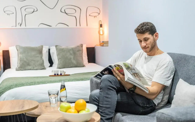 Cozy New Space City Center & steps from beach M7