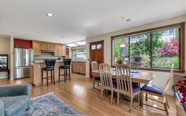 Lovely Laurelhurst - Music Room & Sunny Yard 3 Bedroom Home