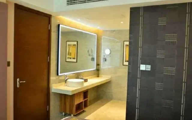 Homeinn Plus Hotel (Donghai Pedestrian Street Railway Station)