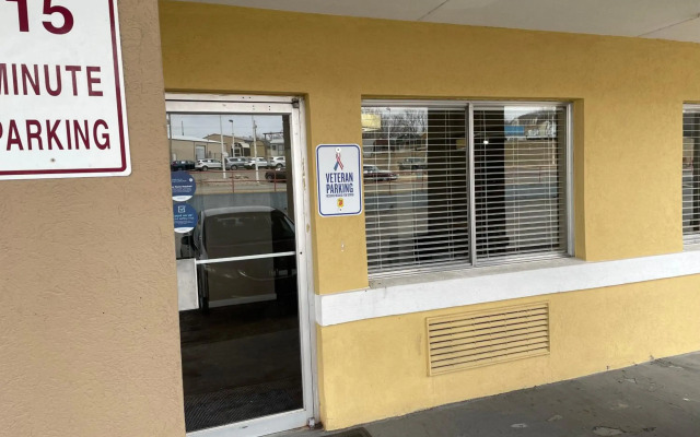 Deluxe Inn & Suites