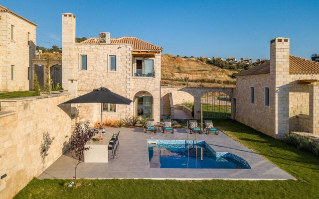 3 Bedroom Villa with a heated pool