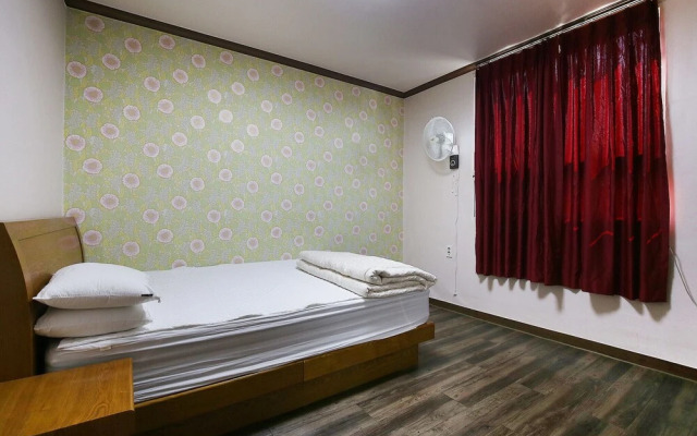 Nonsan Hwangje Motel