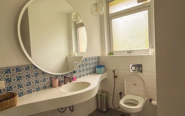 Modern 2BR w Pool Near Candolim and Coco Beach