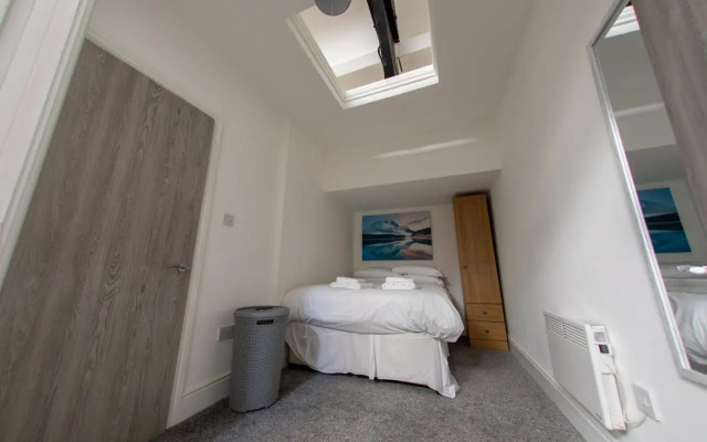 Hullidays-Theatre Hideout Apartment