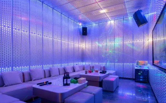 club theme hotel