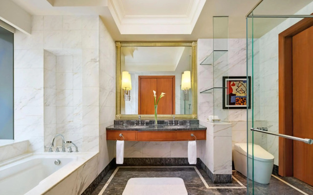 The Ritz-Carlton Jakarta, Mega Kuningan