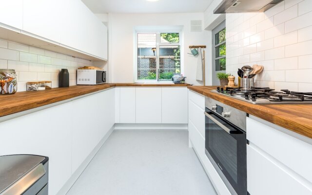 Sensational Southfields Home by King George's Park