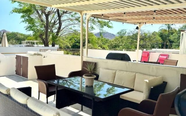 Cozy Condo with Panoramic Hillside Views from Rooftop Terrace and Short Walk to Beach