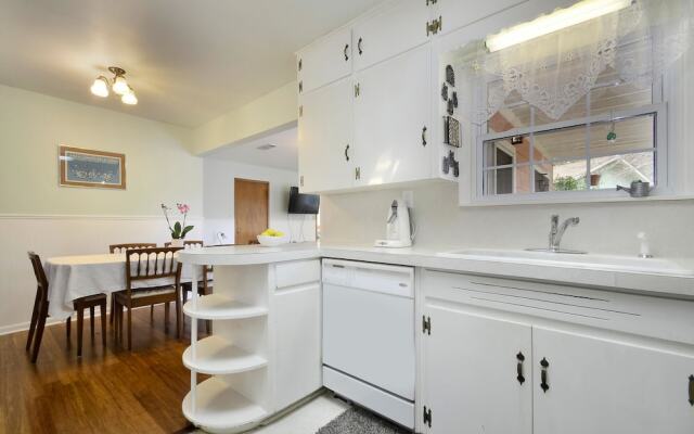 3BR 2BA Brentwood Home by RedAwning