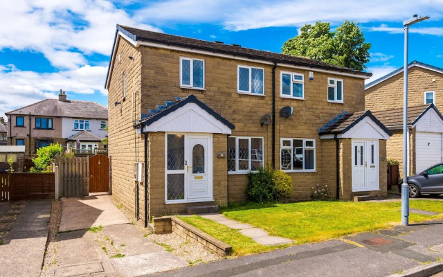 Cozy 3-Bed Family Home with Free Parking