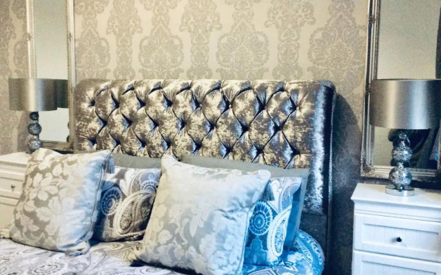 The Lion'S Den On Royal Street