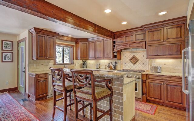 High Point Chateau 4 Bedroom Home by RedAwning