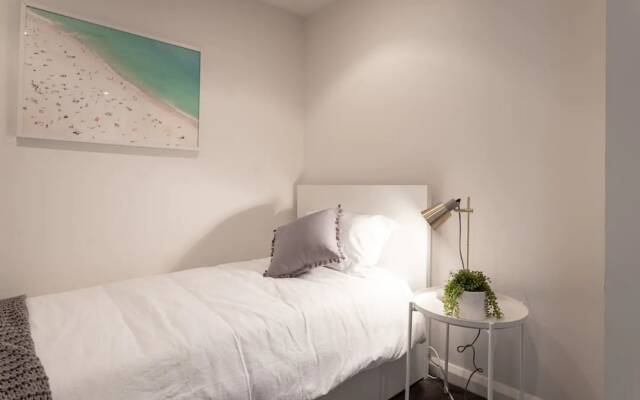 Modern Harbourside Apartment With A View