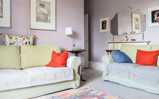 Charming 2 Bedroom Battersea Flat